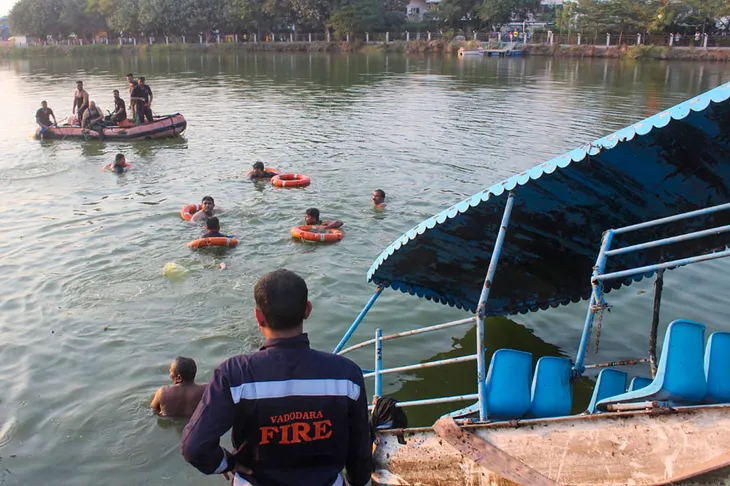 Lật thuyền tại Ấn Độ làm ít nhất 14 người tử vong - Ảnh 1. Lật thuyền tại Ấn Độ làm ít nhất 14 người tử vong - Ảnh 1.