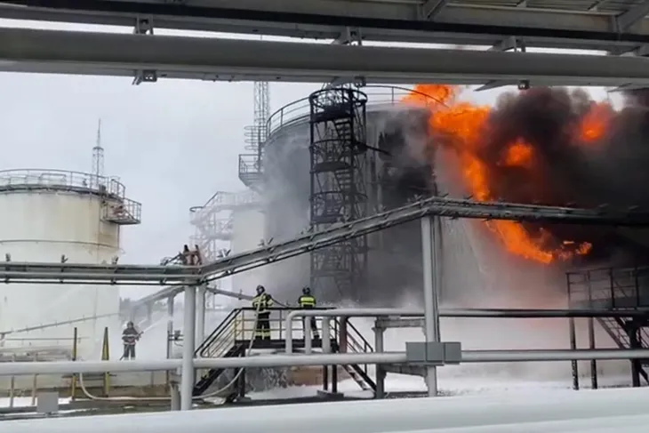 Kho dầu của Nga bốc cháy nghi do bị Ukraine tập kích - Ảnh 4. Kho dầu của Nga bốc cháy nghi do bị Ukraine tập kích - Ảnh 4.
