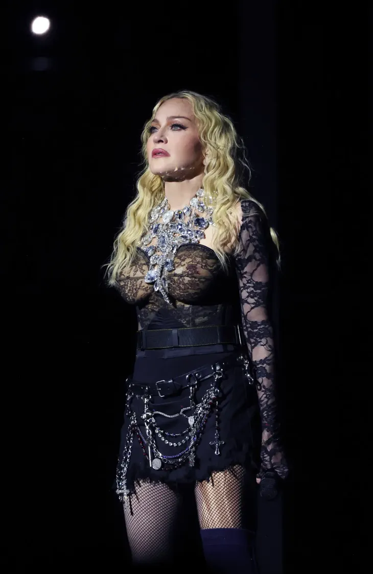 Madonna bị kiện vì biểu diễn muộn 2 tiếng - Ảnh 1. Madonna bị kiện vì biểu diễn muộn 2 tiếng - Ảnh 1.