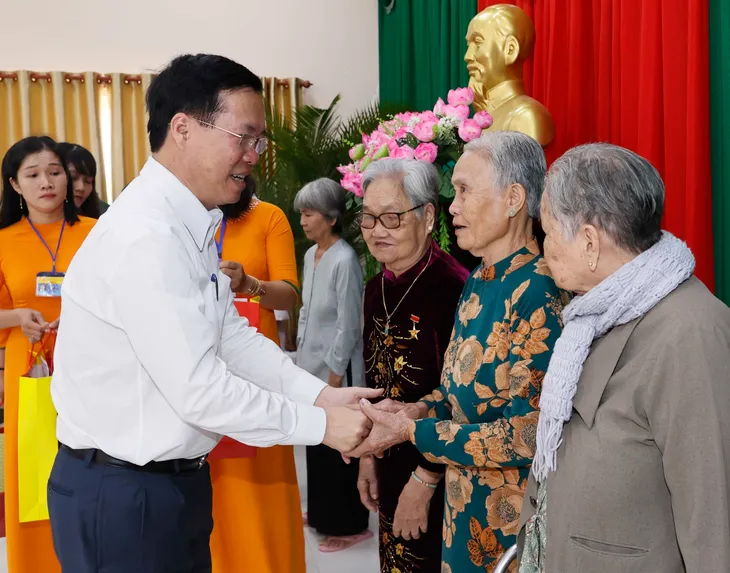 Chủ tịch nước chúc Tết gia đình chính sách, hộ nghèo tỉnh Vĩnh Long - Ảnh 2. Chủ tịch nước chúc Tết gia đình chính sách, hộ nghèo tỉnh Vĩnh Long - Ảnh 2.