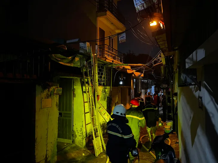 Cháy nhà dân ở quận Hoàng Mai, cứu được cụ bà 82 tuổi bị mắc kẹt - Ảnh 5. Cháy nhà dân ở quận Hoàng Mai, cứu được cụ bà 82 tuổi bị mắc kẹt - Ảnh 5.