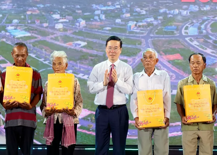 Chủ tịch nước Võ Văn Thưởng dự Chương trình “Xuân Biên phòng ấm lòng dân bản” - Ảnh 5.