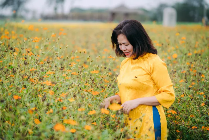 Bãi đá sông Hồng thu hút đông du khách tham quan chụp ảnh Tết - Ảnh 3.