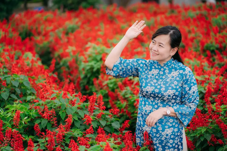 Bãi đá sông Hồng thu hút đông du khách tham quan chụp ảnh Tết - Ảnh 4.