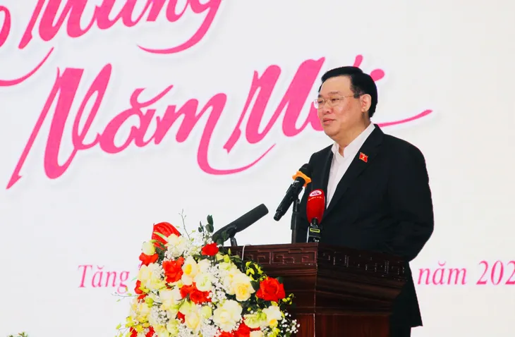 Chủ tịch Quốc hội trao 200 suất quà Tết đến người có hoàn cảnh khó khăn - Ảnh 1. Chủ tịch Quốc hội trao 200 suất quà Tết đến người có hoàn cảnh khó khăn - Ảnh 1.