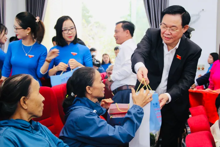 Chủ tịch Quốc hội trao 200 suất quà Tết đến người có hoàn cảnh khó khăn - Ảnh 2. Chủ tịch Quốc hội trao 200 suất quà Tết đến người có hoàn cảnh khó khăn - Ảnh 2.