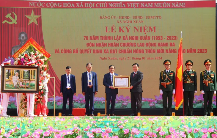 Chủ tịch Quốc hội dự Lễ đón nhận Huân chương Lao động hạng Ba của xã Nghi Xuân, Nghệ An - Ảnh 3. Chủ tịch Quốc hội dự Lễ đón nhận Huân chương Lao động hạng Ba của xã Nghi Xuân, Nghệ An - Ảnh 3.