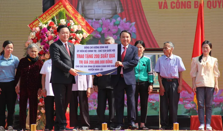 Chủ tịch Quốc hội dự Lễ đón nhận Huân chương Lao động hạng Ba của xã Nghi Xuân, Nghệ An - Ảnh 4. Chủ tịch Quốc hội dự Lễ đón nhận Huân chương Lao động hạng Ba của xã Nghi Xuân, Nghệ An - Ảnh 4.