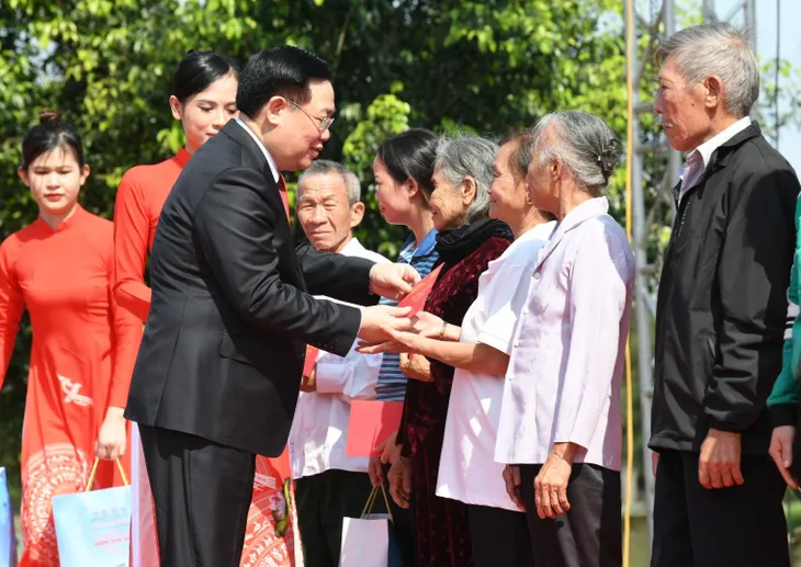 Chủ tịch Quốc hội dự Lễ đón nhận Huân chương Lao động hạng Ba của xã Nghi Xuân, Nghệ An - Ảnh 5. Chủ tịch Quốc hội dự Lễ đón nhận Huân chương Lao động hạng Ba của xã Nghi Xuân, Nghệ An - Ảnh 5.