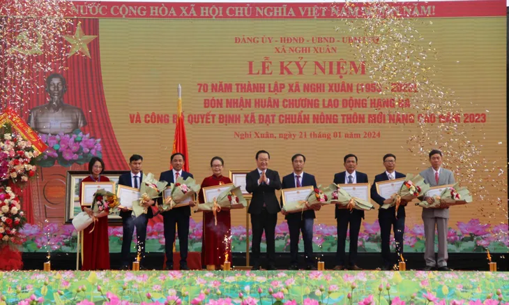 Chủ tịch Quốc hội dự Lễ đón nhận Huân chương Lao động hạng Ba của xã Nghi Xuân, Nghệ An - Ảnh 6. Chủ tịch Quốc hội dự Lễ đón nhận Huân chương Lao động hạng Ba của xã Nghi Xuân, Nghệ An - Ảnh 6.