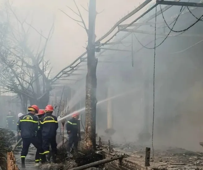 Cháy tại chùa Phật Quang, nhiều nội thất bên trong bị thiêu rụi - Ảnh 1. Cháy tại chùa Phật Quang, nhiều nội thất bên trong bị thiêu rụi - Ảnh 1.