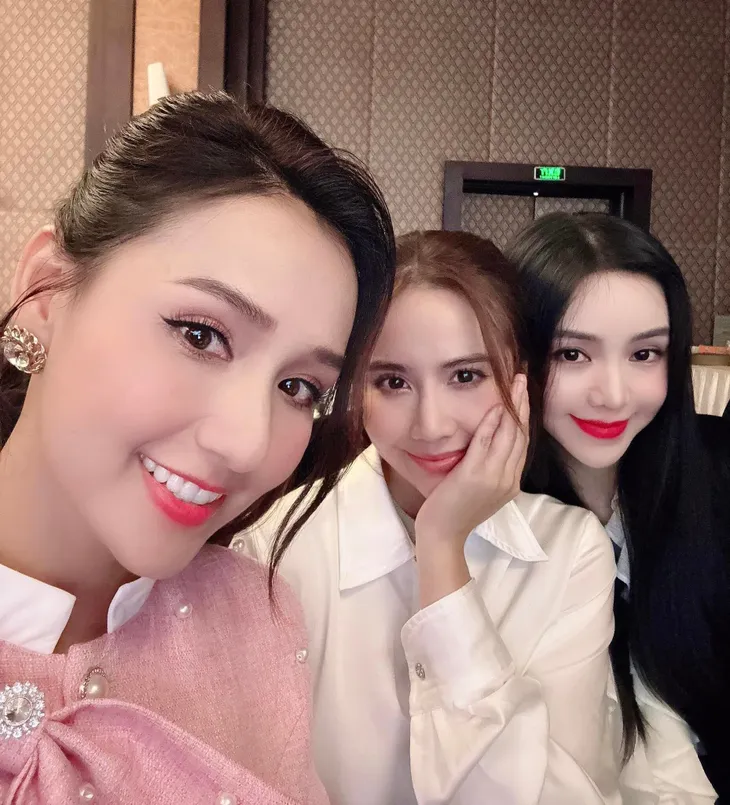 Dàn diễn viên dự đám cưới Ngọc Huyền, NTK Đức Hùng khoe hậu trường thiết kế trang phục Táo quân - Ảnh 6. Dàn diễn viên dự đám cưới Ngọc Huyền, NTK Đức Hùng khoe hậu trường thiết kế trang phục Táo quân - Ảnh 6.