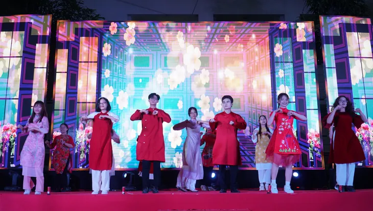 Sinh viên thích thú trải nghiệm văn hóa truyền thống và tìm kiếm cơ hội việc làm tại Hội xuân - Ảnh 15. Sinh viên thích thú trải nghiệm văn hóa truyền thống và tìm kiếm cơ hội việc làm tại Hội xuân - Ảnh 15.