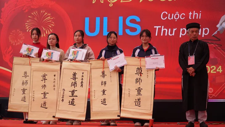 Sinh viên thích thú trải nghiệm văn hóa truyền thống và tìm kiếm cơ hội việc làm tại Hội xuân - Ảnh 14. Sinh viên thích thú trải nghiệm văn hóa truyền thống và tìm kiếm cơ hội việc làm tại Hội xuân - Ảnh 14.