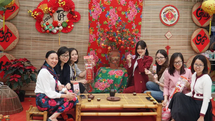Sinh viên thích thú trải nghiệm văn hóa truyền thống và tìm kiếm cơ hội việc làm tại Hội xuân - Ảnh 12. Sinh viên thích thú trải nghiệm văn hóa truyền thống và tìm kiếm cơ hội việc làm tại Hội xuân - Ảnh 12.