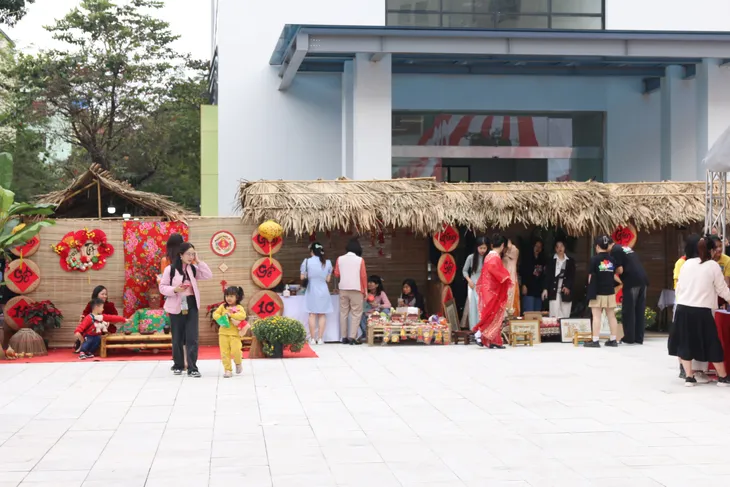 Sinh viên thích thú trải nghiệm văn hóa truyền thống và tìm kiếm cơ hội việc làm tại Hội xuân - Ảnh 8. Sinh viên thích thú trải nghiệm văn hóa truyền thống và tìm kiếm cơ hội việc làm tại Hội xuân - Ảnh 8.