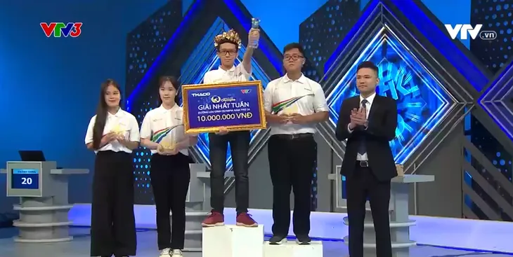 Bị đối thủ rượt đuổi điểm số sát sao, nam sinh Đà Nẵng vẫn bản lĩnh giành vòng nguyệt quế - Ảnh 6. Bị đối thủ rượt đuổi điểm số sát sao, nam sinh Đà Nẵng vẫn bản lĩnh giành vòng nguyệt quế - Ảnh 6.
