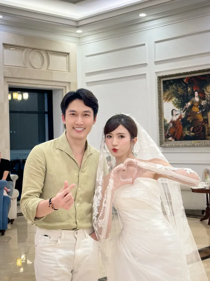 Dàn diễn viên dự đám cưới Ngọc Huyền, NTK Đức Hùng khoe hậu trường thiết kế trang phục Táo quân - Ảnh 2. Dàn diễn viên dự đám cưới Ngọc Huyền, NTK Đức Hùng khoe hậu trường thiết kế trang phục Táo quân - Ảnh 2.