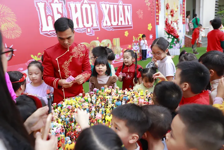 Học sinh thích thú trải nghiệm văn hóa truyền thống qua Hội chợ Xuân - Ảnh 2. Học sinh thích thú trải nghiệm văn hóa truyền thống qua Hội chợ Xuân - Ảnh 2.