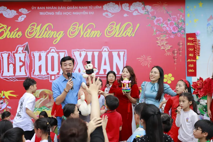 Học sinh thích thú trải nghiệm văn hóa truyền thống qua Hội chợ Xuân - Ảnh 3. Học sinh thích thú trải nghiệm văn hóa truyền thống qua Hội chợ Xuân - Ảnh 3.