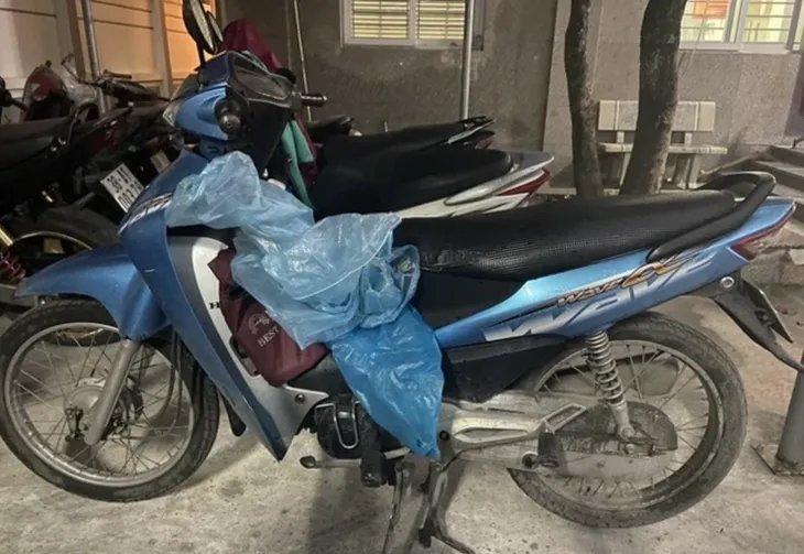 Công an triệu tập người đi xe máy chuyên gõ cửa ô tô xin tiền ở Hà Nội - Ảnh 1. Công an triệu tập người đi xe máy chuyên gõ cửa ô tô xin tiền ở Hà Nội - Ảnh 1.