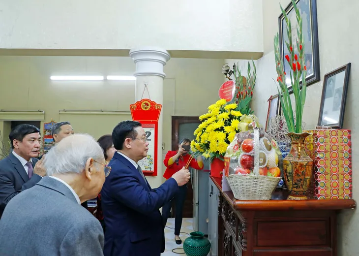 Chủ tịch Quốc hội Vương Đình Huệ thăm, chúc Tết gia đình các cố Chủ tịch Quốc hội - Ảnh 3.