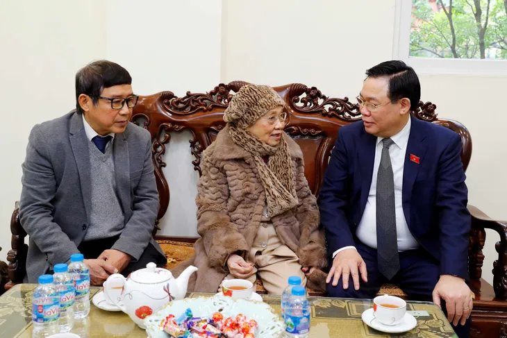 Chủ tịch Quốc hội Vương Đình Huệ thăm, chúc Tết gia đình các cố Chủ tịch Quốc hội - Ảnh 2.