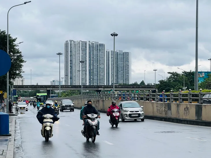 Người dân Thủ đô chật vật trong mưa rét ngày đầu tuần - Ảnh 7.