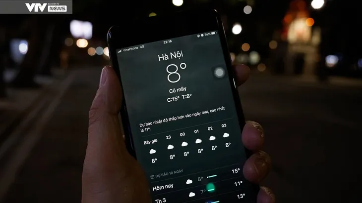 Người dân Hà Nội mưu sinh trong đêm dưới cái lạnh 8 độ C - Ảnh 1. Người dân Hà Nội mưu sinh trong đêm dưới cái lạnh 8 độ C - Ảnh 1.