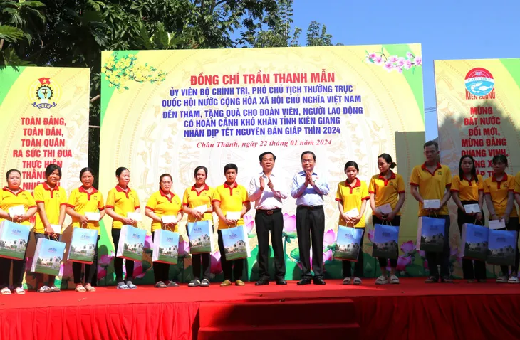 Lãnh đạo Đảng, Nhà nước thăm, tặng quà Tết cho nhân dân nhiều địa phương - Ảnh 1. Lãnh đạo Đảng, Nhà nước thăm, tặng quà Tết cho nhân dân nhiều địa phương - Ảnh 1.