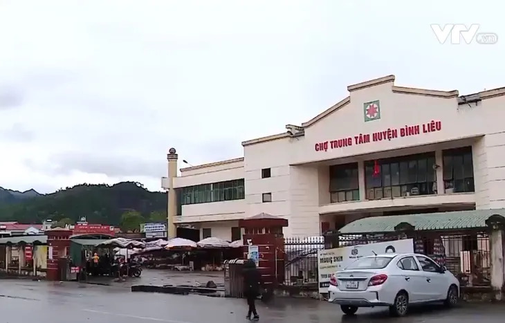 Bình Liêu rét dưới 10 độ C, người dân ngại ra đường - Ảnh 1. Bình Liêu rét dưới 10 độ C, người dân ngại ra đường - Ảnh 1.