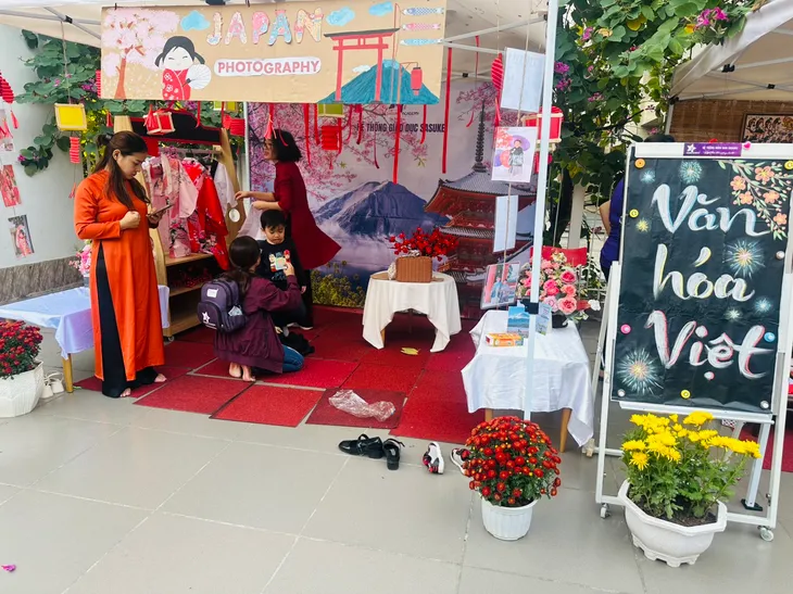 Học sinh thích thú trải nghiệm văn hóa truyền thống qua Hội chợ Xuân - Ảnh 6. Học sinh thích thú trải nghiệm văn hóa truyền thống qua Hội chợ Xuân - Ảnh 6.