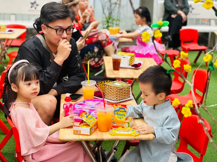 Học sinh thích thú trải nghiệm văn hóa truyền thống qua Hội chợ Xuân - Ảnh 8. Học sinh thích thú trải nghiệm văn hóa truyền thống qua Hội chợ Xuân - Ảnh 8.