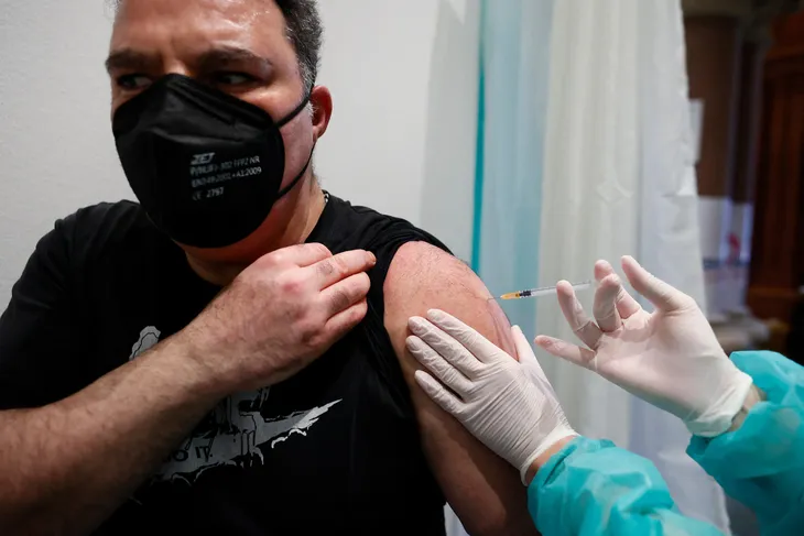 Vaccine COVID-19 cứu sống 1,4 triệu người ở châu Âu - Ảnh 1.