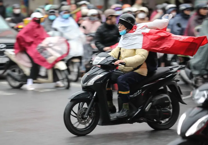 Người dân Thủ đô chật vật trong mưa rét ngày đầu tuần - Ảnh 2.