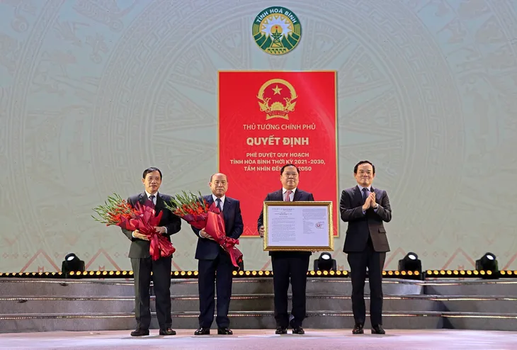 Công bố Quy hoạch tỉnh Hòa Bình thời kỳ 2021-2030, tầm nhìn đến năm 2050 - Ảnh 1. Công bố Quy hoạch tỉnh Hòa Bình thời kỳ 2021-2030, tầm nhìn đến năm 2050 - Ảnh 1.