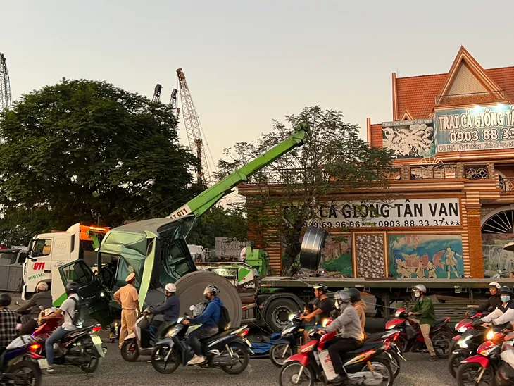 Xe chở 3 cuộn tôn đứt dây xích đè bẹp cabin và 1 xe máy, 2 nam sinh thoát nạn - Ảnh 6. Xe chở 3 cuộn tôn đứt dây xích đè bẹp cabin và 1 xe máy, 2 nam sinh thoát nạn - Ảnh 6.