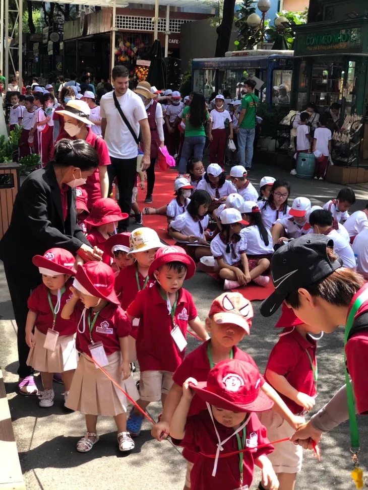 Đưa văn hóa đọc vào học đường, ươm mầm tình yêu sách cho trẻ em. - Ảnh 3. Đưa văn hóa đọc vào học đường, ươm mầm tình yêu sách cho trẻ em. - Ảnh 3.
