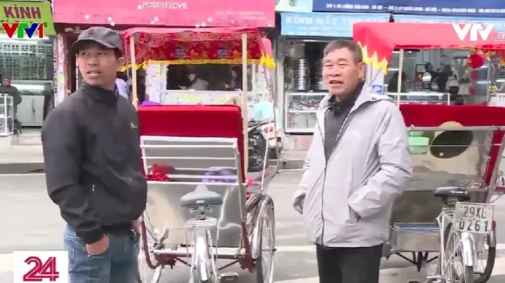 Người dân Hà Nội đốt lửa sưởi ấm chống chọi với giá rét - Ảnh 1. Người dân Hà Nội đốt lửa sưởi ấm chống chọi với giá rét - Ảnh 1.