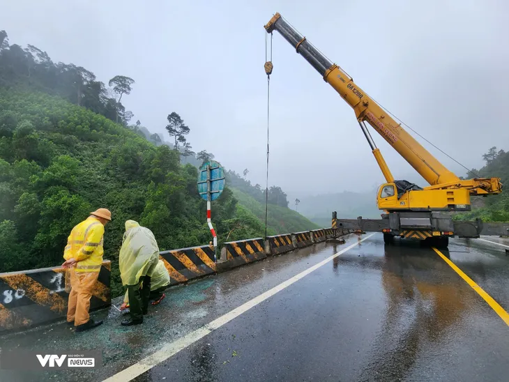 Vụ xe khách lao xuống vực ở Đà Nẵng: Nguyên nhân sơ bộ do lái xe buồn ngủ - Ảnh 2. Vụ xe khách lao xuống vực ở Đà Nẵng: Nguyên nhân sơ bộ do lái xe buồn ngủ - Ảnh 2.
