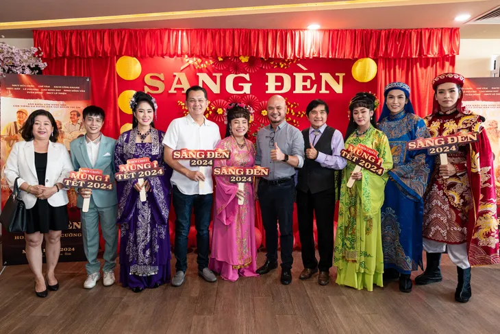 NSƯT Hữu Châu: Nhiều lần khóc thầm khi đóng phim Tết Sáng đèn - Ảnh 3. NSƯT Hữu Châu: Nhiều lần khóc thầm khi đóng phim Tết Sáng đèn - Ảnh 3.