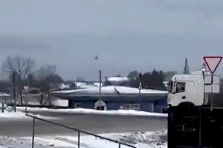 Nga chuyển hướng máy bay chở tù binh Ukraine khỏi vùng nguy hiểm - Ảnh 1. Nga chuyển hướng máy bay chở tù binh Ukraine khỏi vùng nguy hiểm - Ảnh 1.