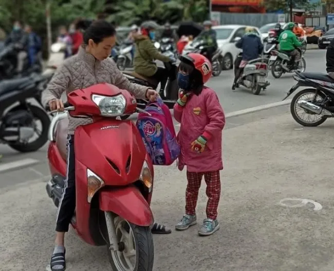 Hà Nội lạnh quanh 10 độ C, phụ huynh nhận thông báo có thể cho con đến trường - Ảnh 1. Hà Nội lạnh quanh 10 độ C, phụ huynh nhận thông báo có thể cho con đến trường - Ảnh 1.