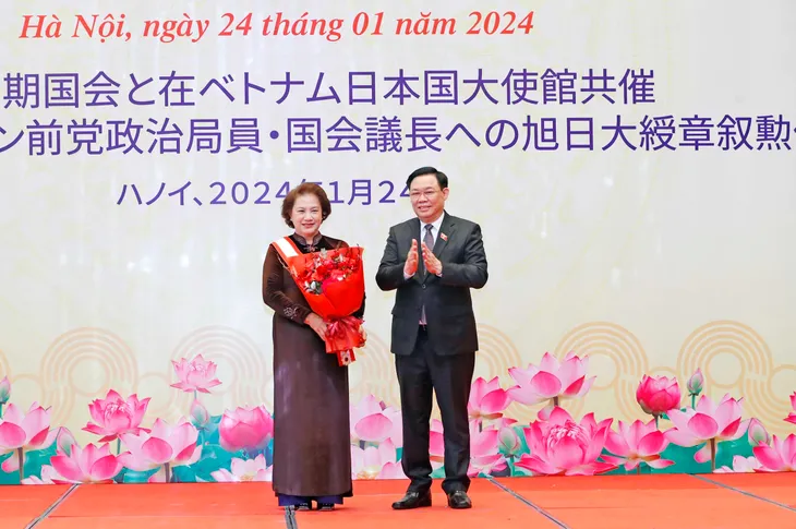 Trao Huân chương Mặt trời mọc của Chính phủ Nhật Bản cho nguyên lãnh đạo Quốc hội - Ảnh 1. Trao Huân chương Mặt trời mọc của Chính phủ Nhật Bản cho nguyên lãnh đạo Quốc hội - Ảnh 1.