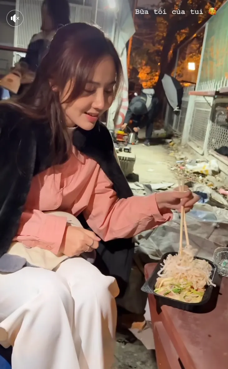 Hồng Diễm, Mạnh Trường và các đoàn phim vượt rét buốt quay ngoại cảnh - Ảnh 3. Hồng Diễm, Mạnh Trường và các đoàn phim vượt rét buốt quay ngoại cảnh - Ảnh 3.