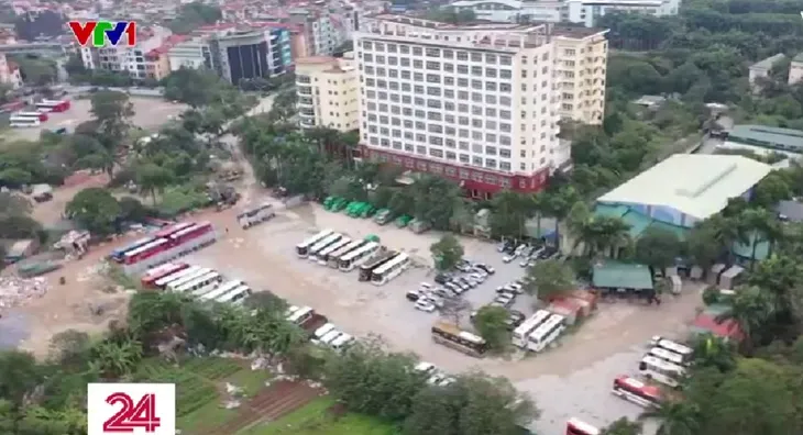 Tràn lan bãi xe trái phép ở nội thành Hà Nội - Ảnh 2. Tràn lan bãi xe trái phép ở nội thành Hà Nội - Ảnh 2.