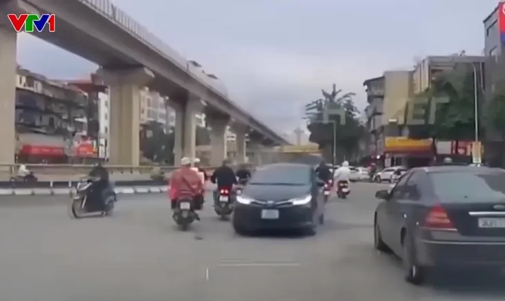 Ô tô đi ngược chiều gây mất an toàn - Ảnh 1. Ô tô đi ngược chiều gây mất an toàn - Ảnh 1.