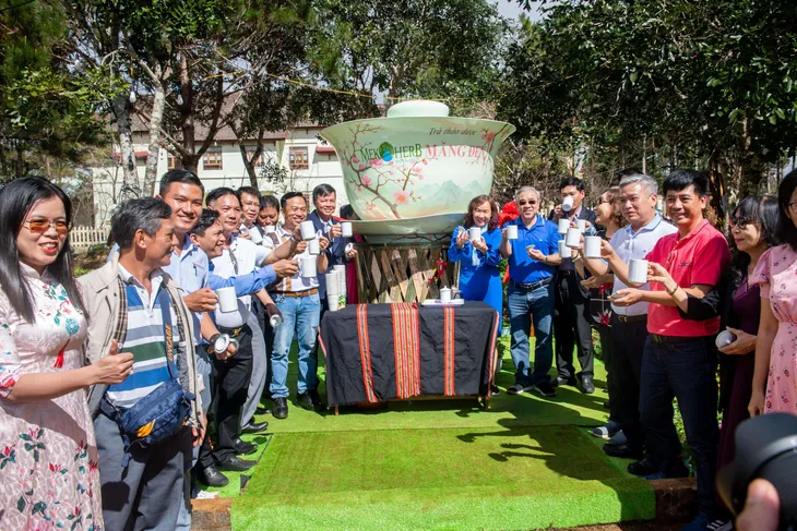 Chợ phiên Măng Đen: Thưởng thức đặc sản Tây Nguyên dưới tán thông thơ mộng - Ảnh 8. Chợ phiên Măng Đen: Thưởng thức đặc sản Tây Nguyên dưới tán thông thơ mộng - Ảnh 8.