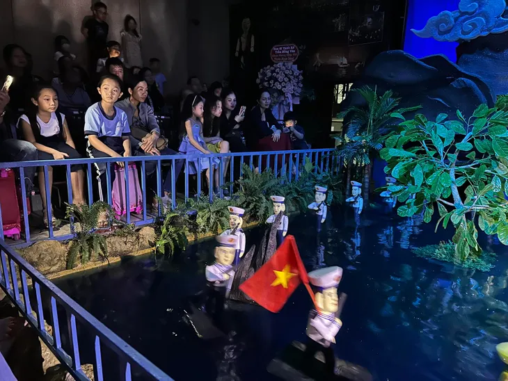 Khán giả nhí hào hứng với vở rối nước về đề tài biển đảo - Ảnh 2. Khán giả nhí hào hứng với vở rối nước về đề tài biển đảo - Ảnh 2.