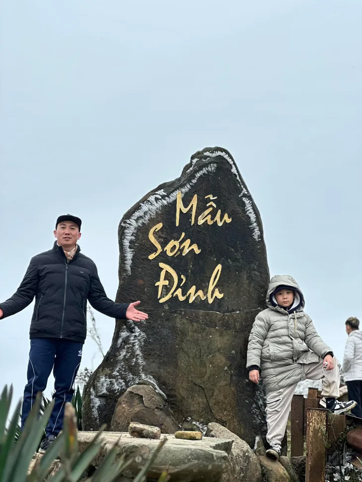 Du khách thích thú khi săn tuyết thành công - Ảnh 4. Du khách thích thú khi săn tuyết thành công - Ảnh 4.